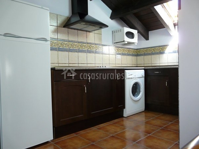 habitación doble abuhardillada de paredes color rosa salón de sofás habitación doble abuhardillada de paredes color rosa salón de sofás