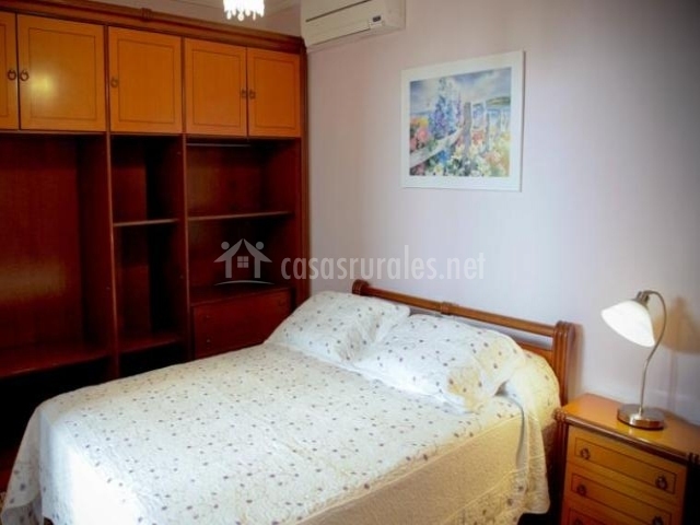 Dormitorio con mueble grande y cama doble Dormitorio con mueble grande y cama doble