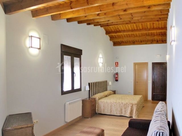 amplia para tres personas con cama de matrimonio y cama supletoria amplia para tres personas con cama de matrimonio y cama supletoria
